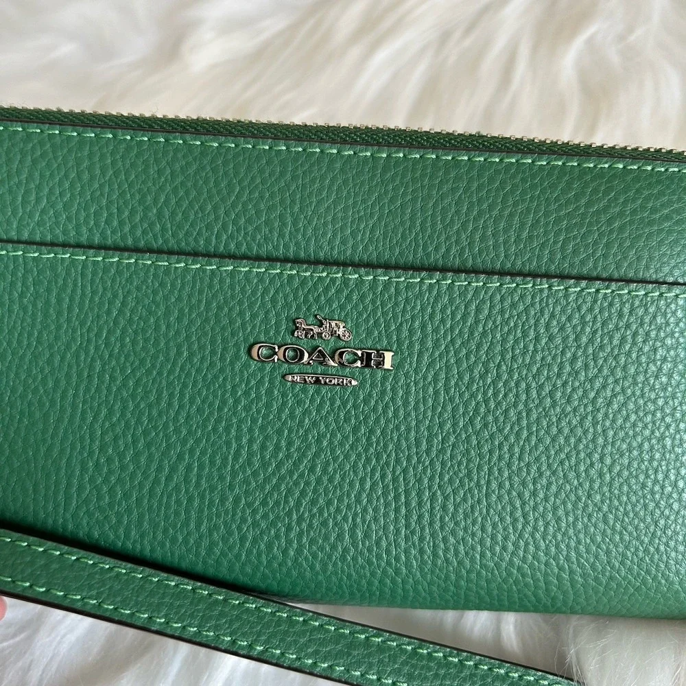 Coach Accordion Zip Green Pebbled Leather Wristlet‎ Wallet Excellent